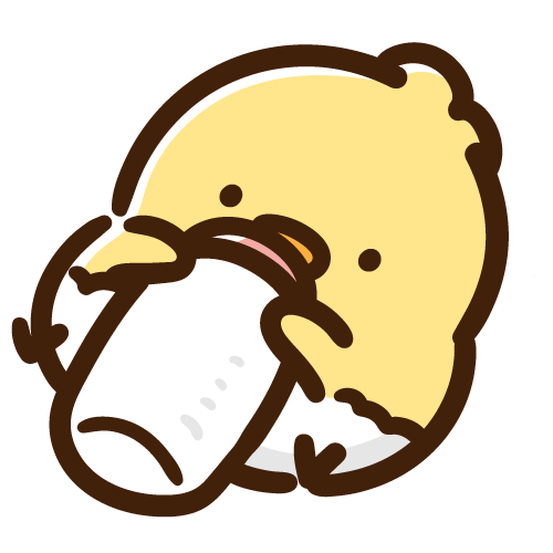 哺乳瓶を持ってミルクを飲むひよこ