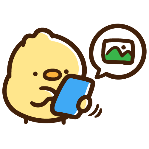 スマホで写真をチェックするひよこ