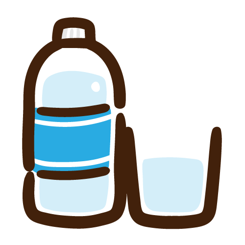 水の入ったシンプルなペットボトルとコップ